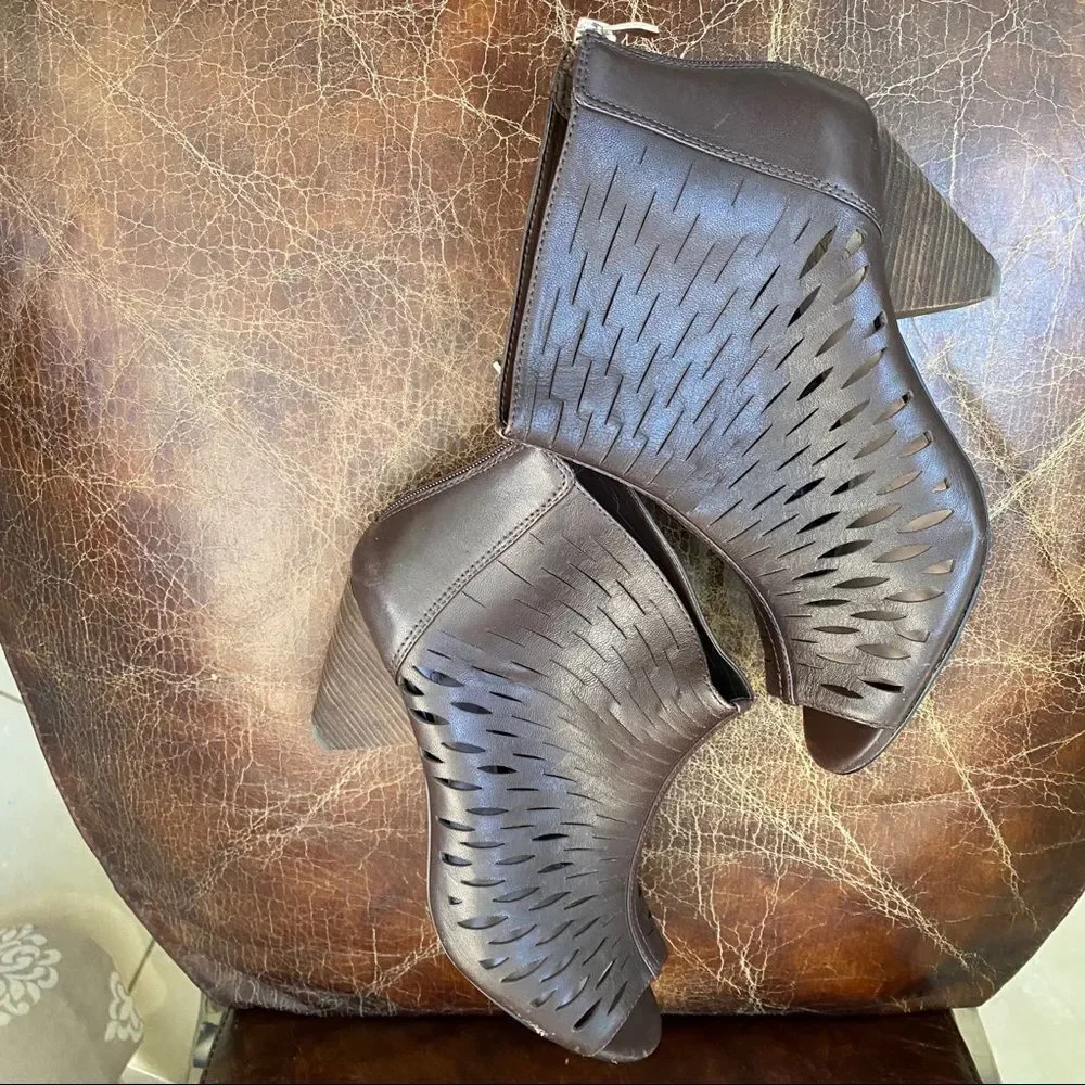 VINCE CAMUTO peep toe cut out ankle booties 9 1/2
